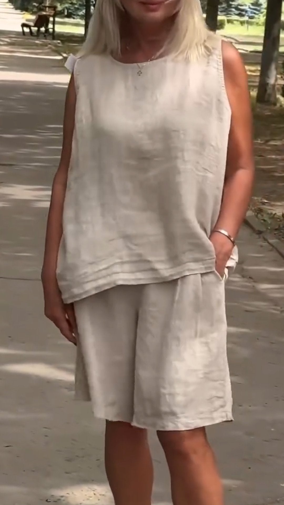 Conjunto de mujer sin mangas con cuello redondo y corte fluido