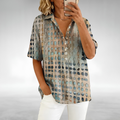 Top de mujer con diseño calado y cuello abotonado