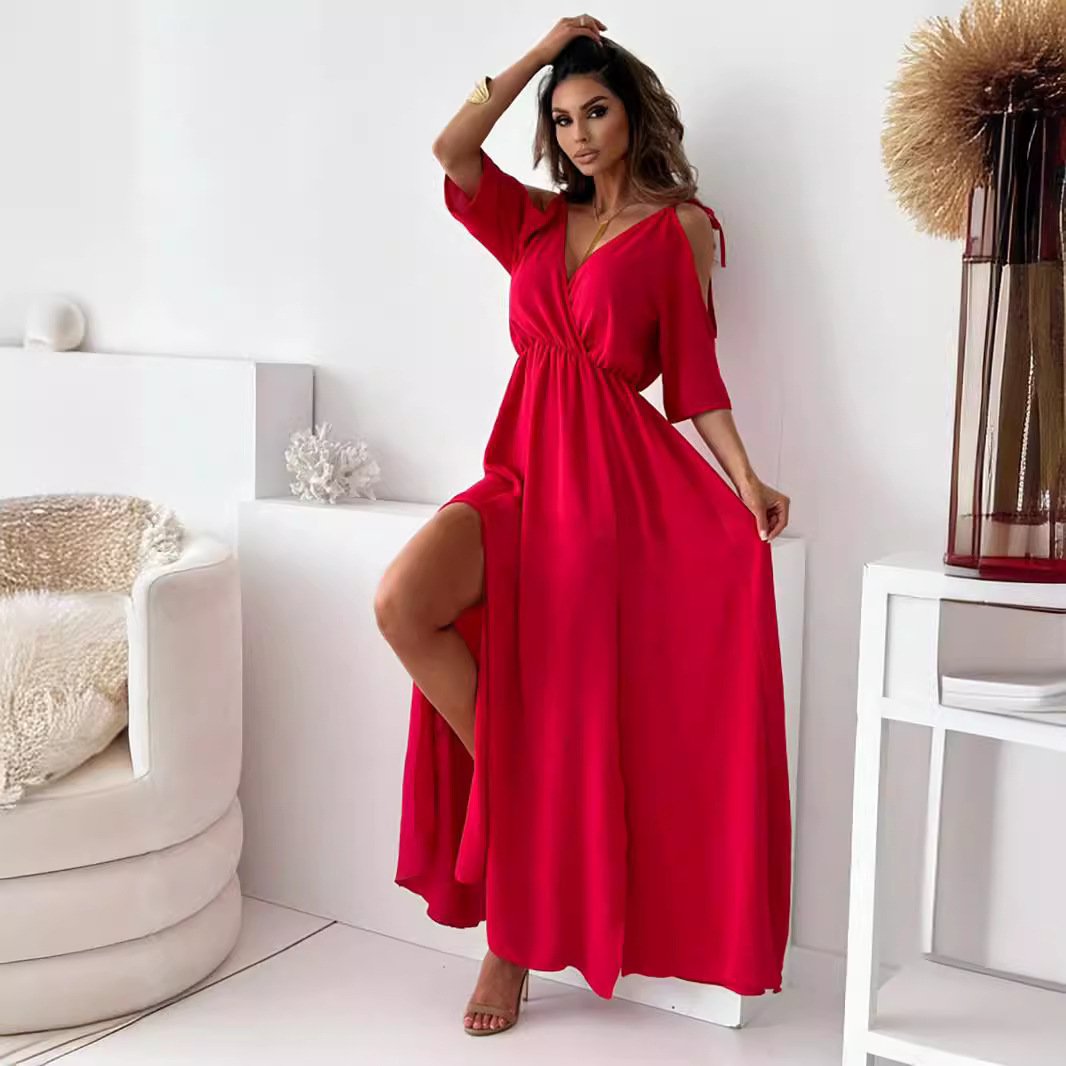 Vestido maxi elegante con hombros descubiertos y abertura lateral