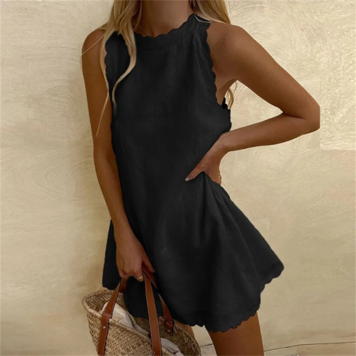Vestido corto de mujer de lino sin mangas con acabado ondulado