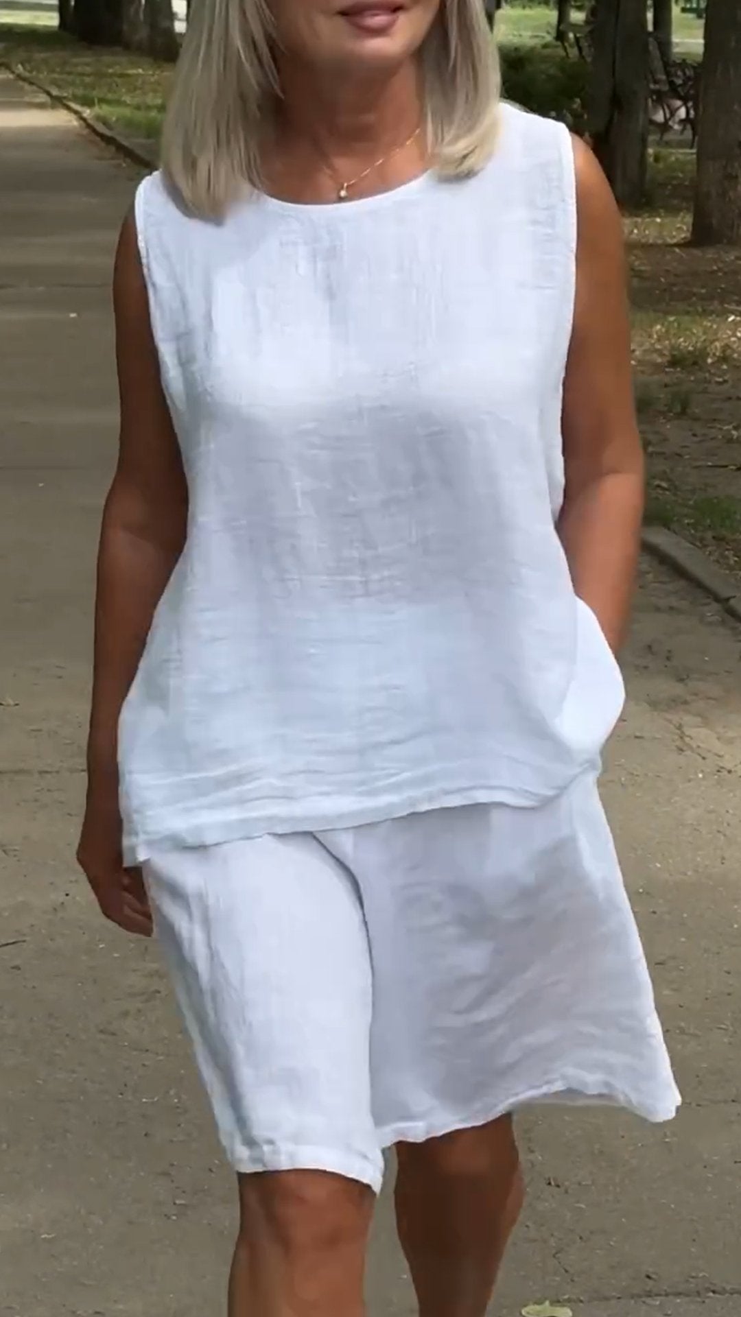 Conjunto de mujer sin mangas con cuello redondo y corte fluido