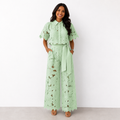 Conjunto elegante para mujer con detalles florales calados