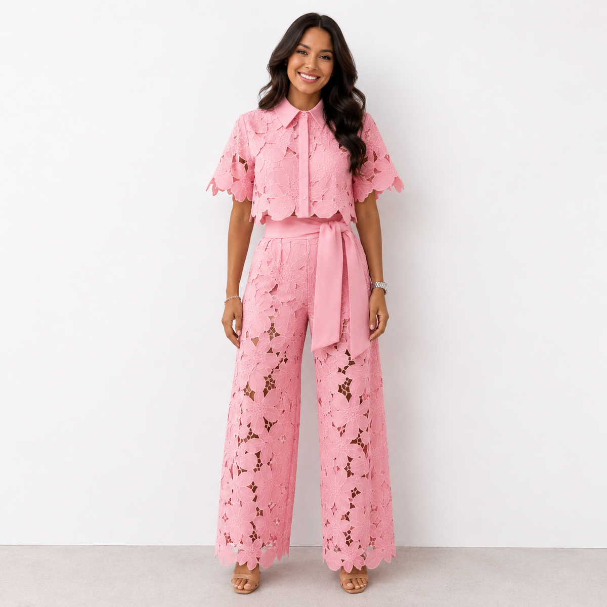 Conjunto elegante para mujer con detalles florales calados