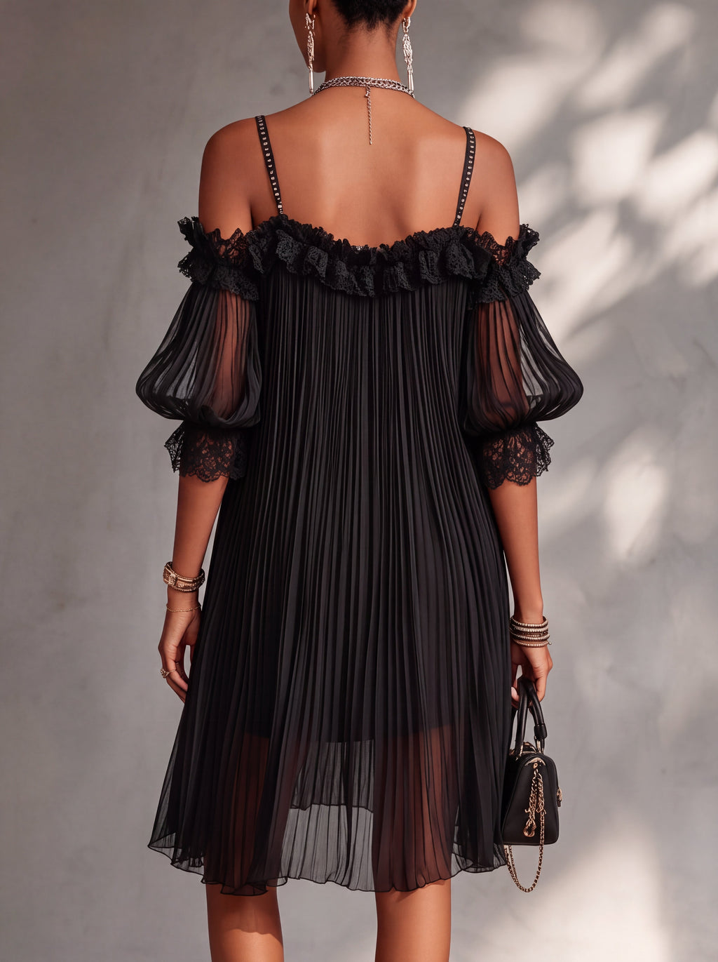 Vestido corto negro de mujer en chiffon con encaje y hombros descubiertos