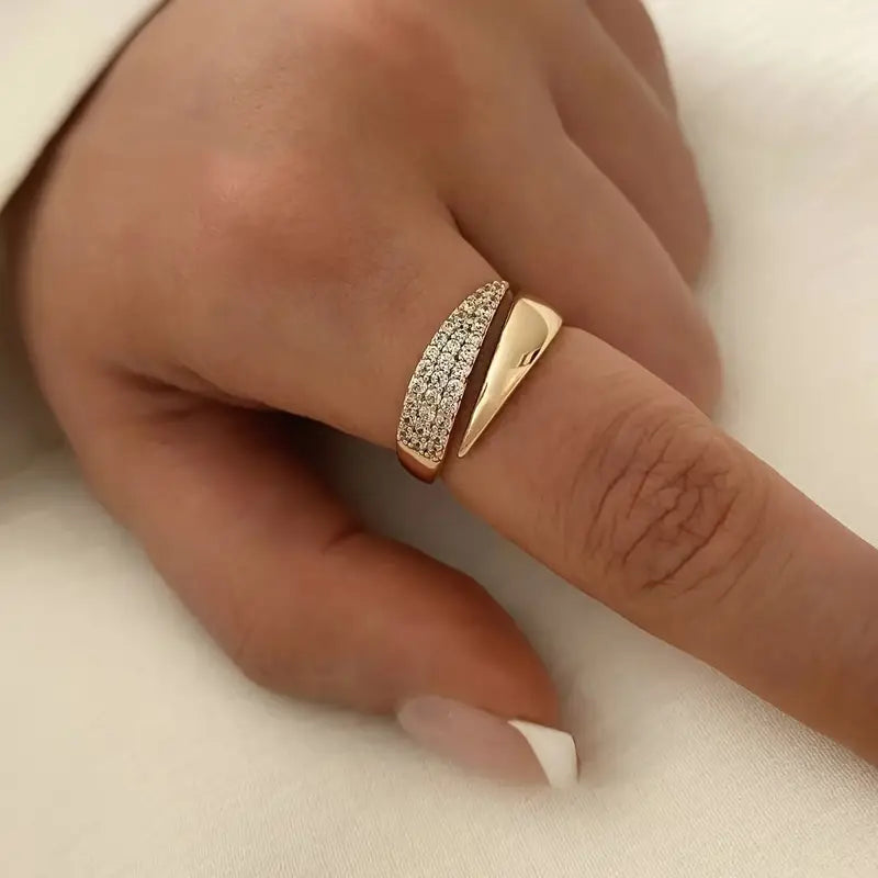 Anillo bañado en oro con piedras brillantes