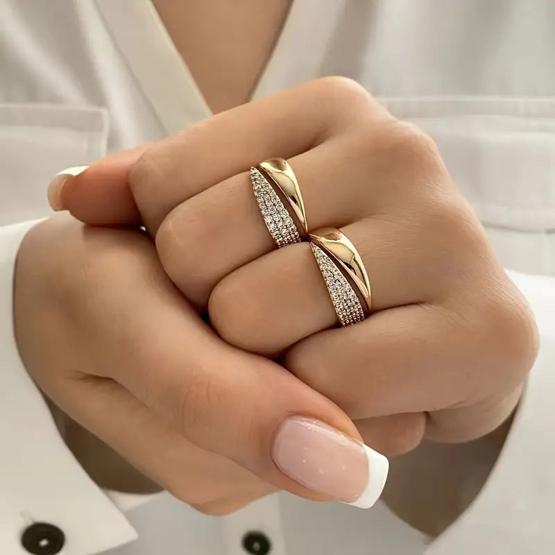Anillo bañado en oro con piedras brillantes