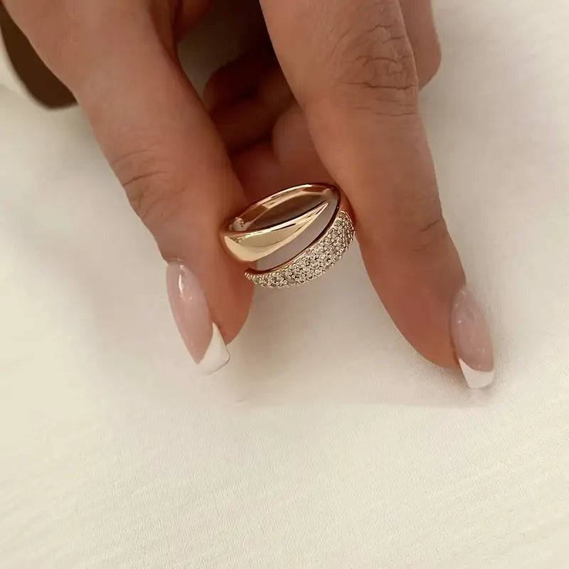 Anillo bañado en oro con piedras brillantes