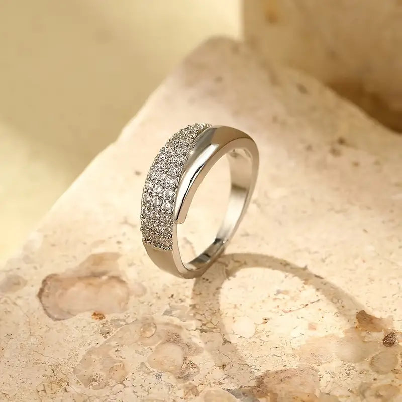 Anillo bañado en oro con piedras brillantes