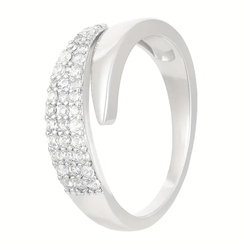 Anillo bañado en oro con piedras brillantes