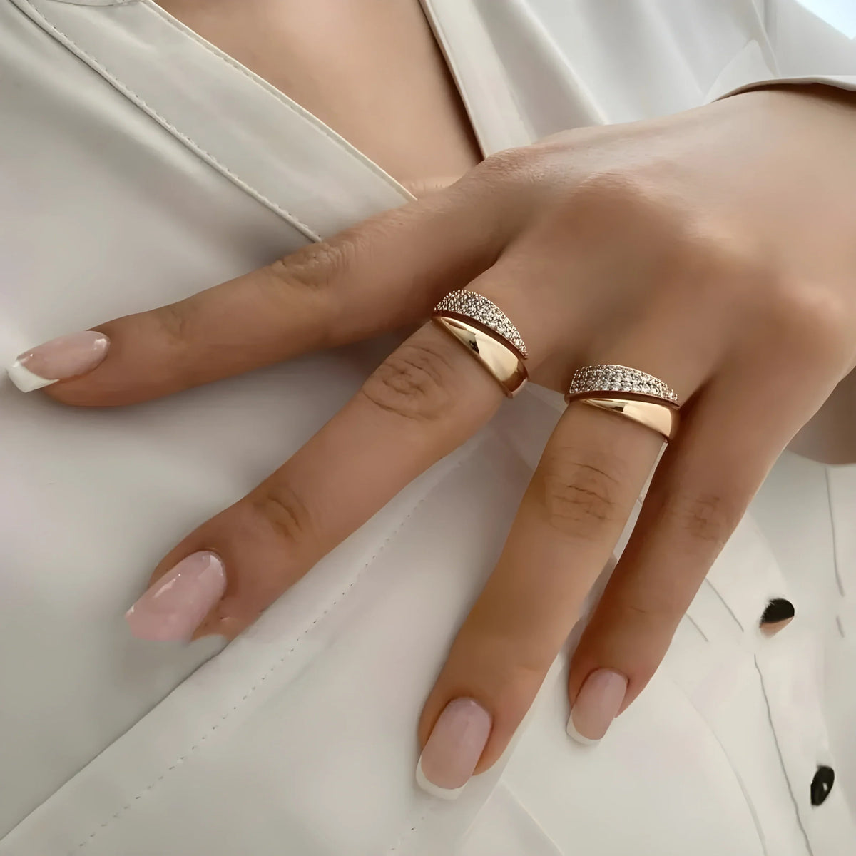 Anillo bañado en oro con piedras brillantes