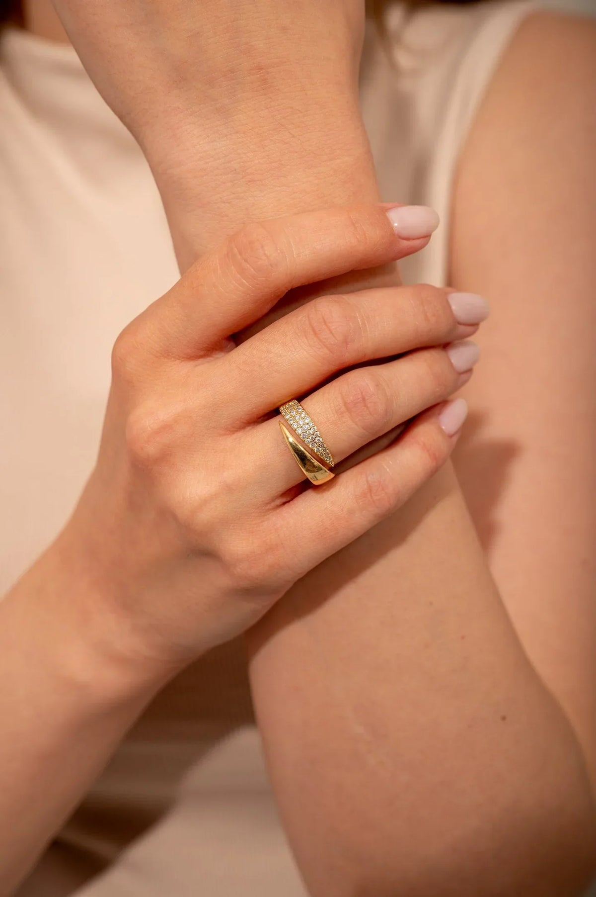 Anillo bañado en oro con piedras brillantes