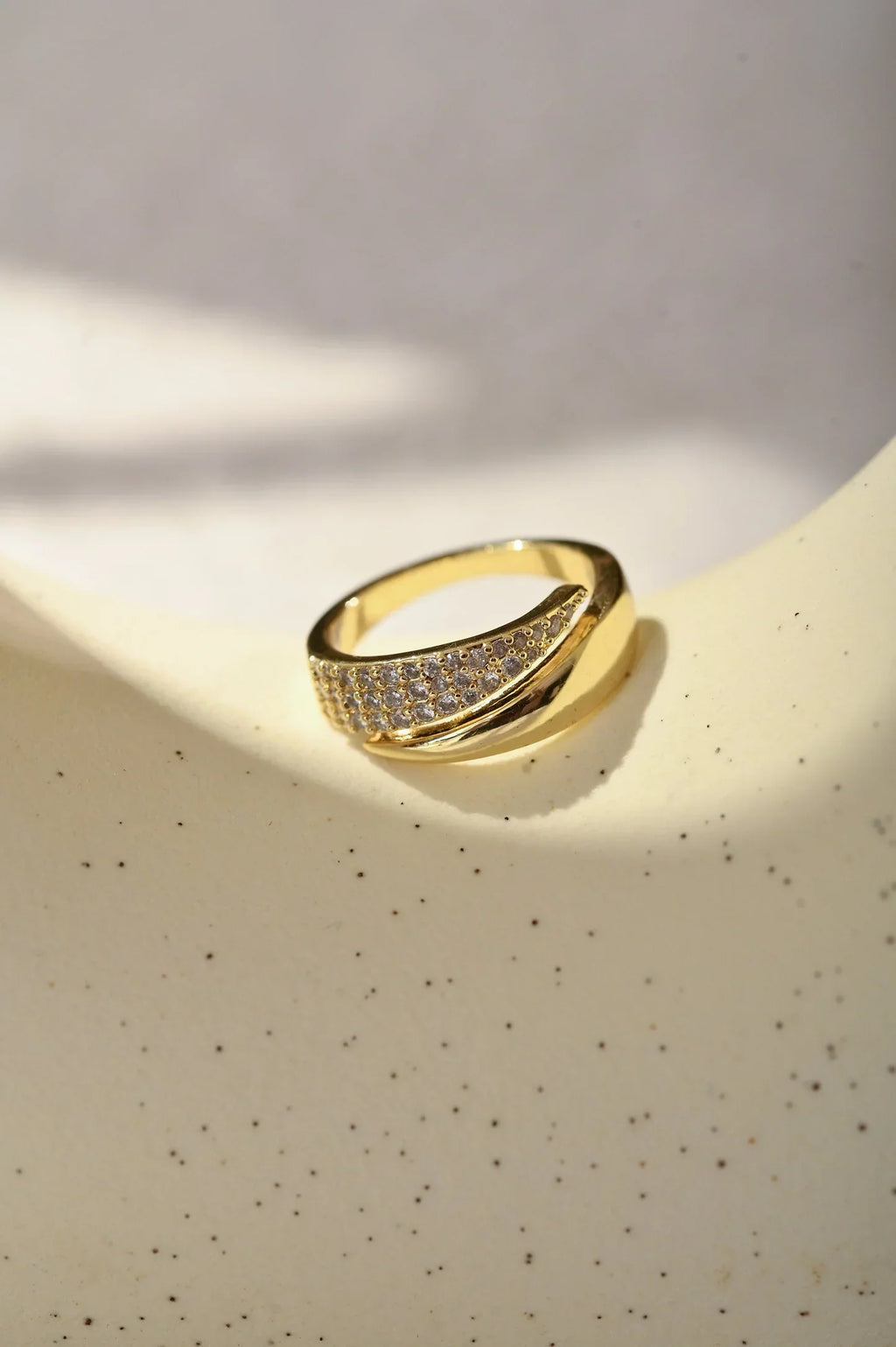 Anillo bañado en oro con piedras brillantes