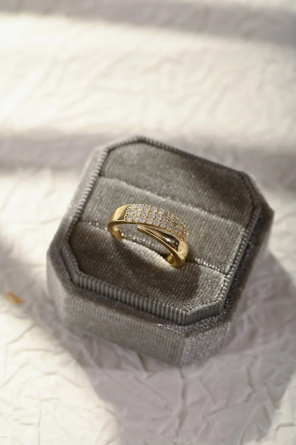 Anillo bañado en oro con piedras brillantes