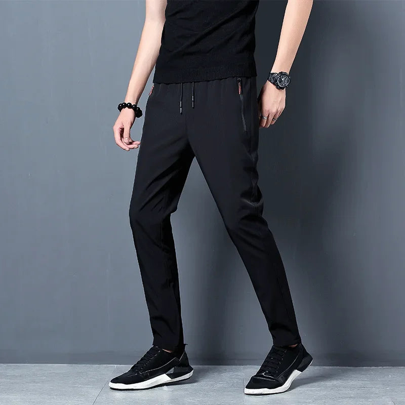 Pantalón casual hombre slim con cintura elástica y bolsillos con cremallera