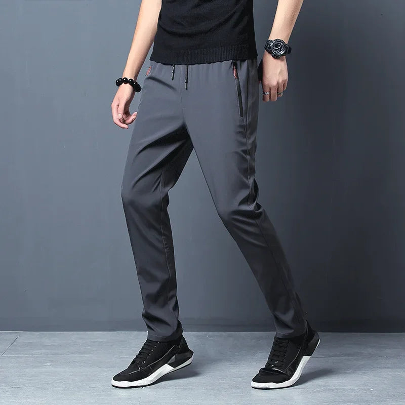 Pantalón casual hombre slim con cintura elástica y bolsillos con cremallera