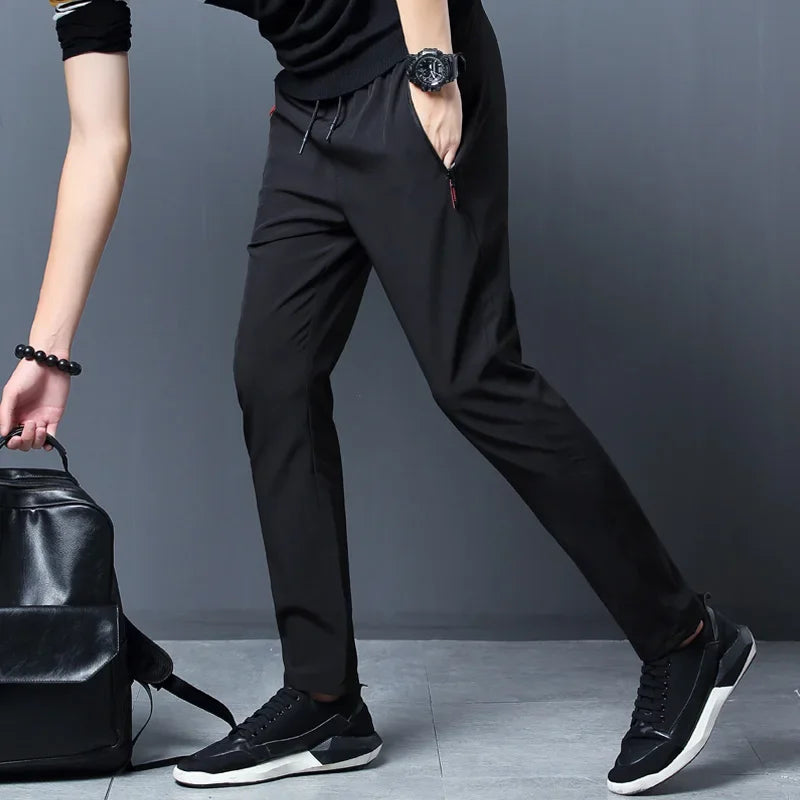Pantalón casual hombre slim con cintura elástica y bolsillos con cremallera
