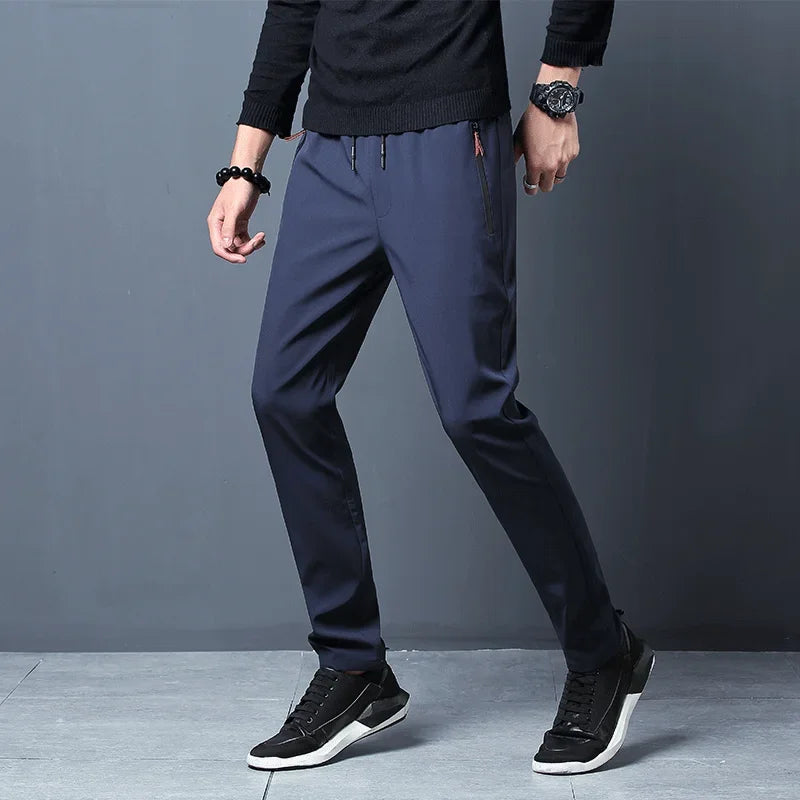 Pantalón casual hombre slim con cintura elástica y bolsillos con cremallera