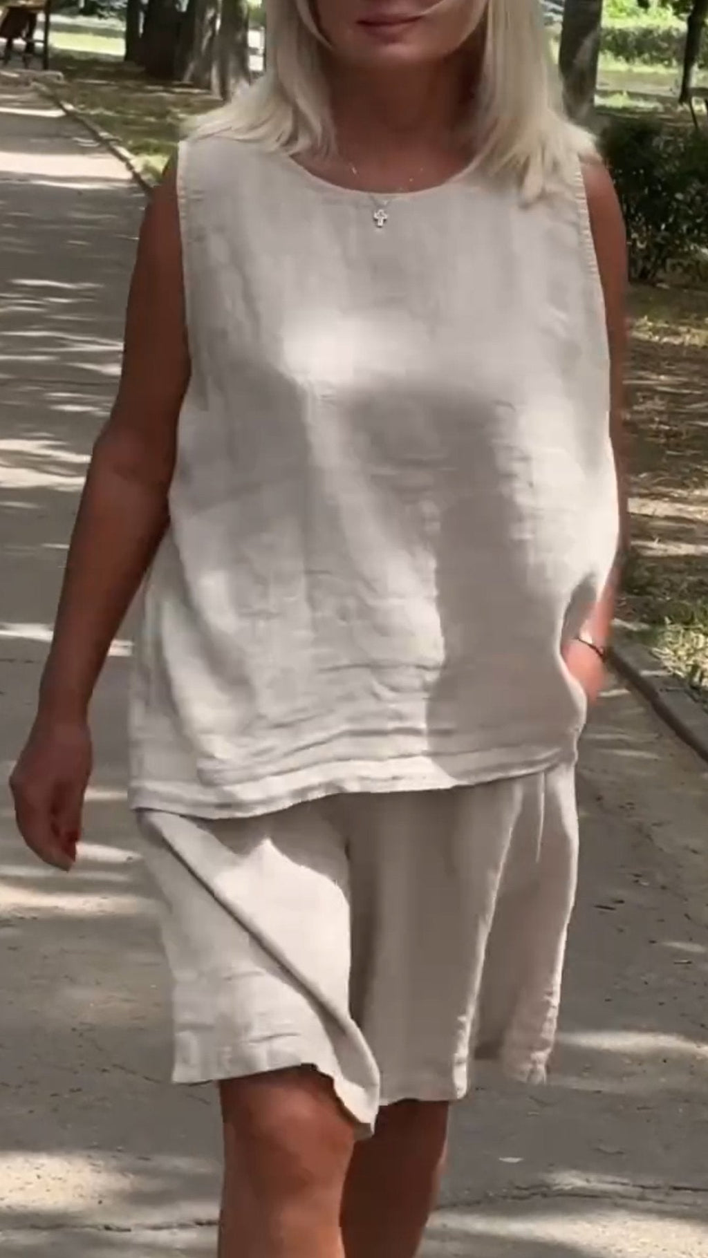 Conjunto de mujer sin mangas con cuello redondo y corte fluido