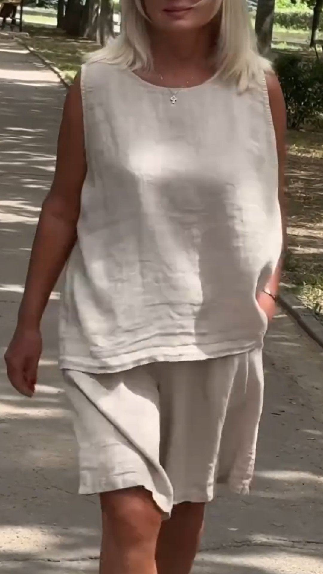 Conjunto de mujer sin mangas con cuello redondo y corte fluido