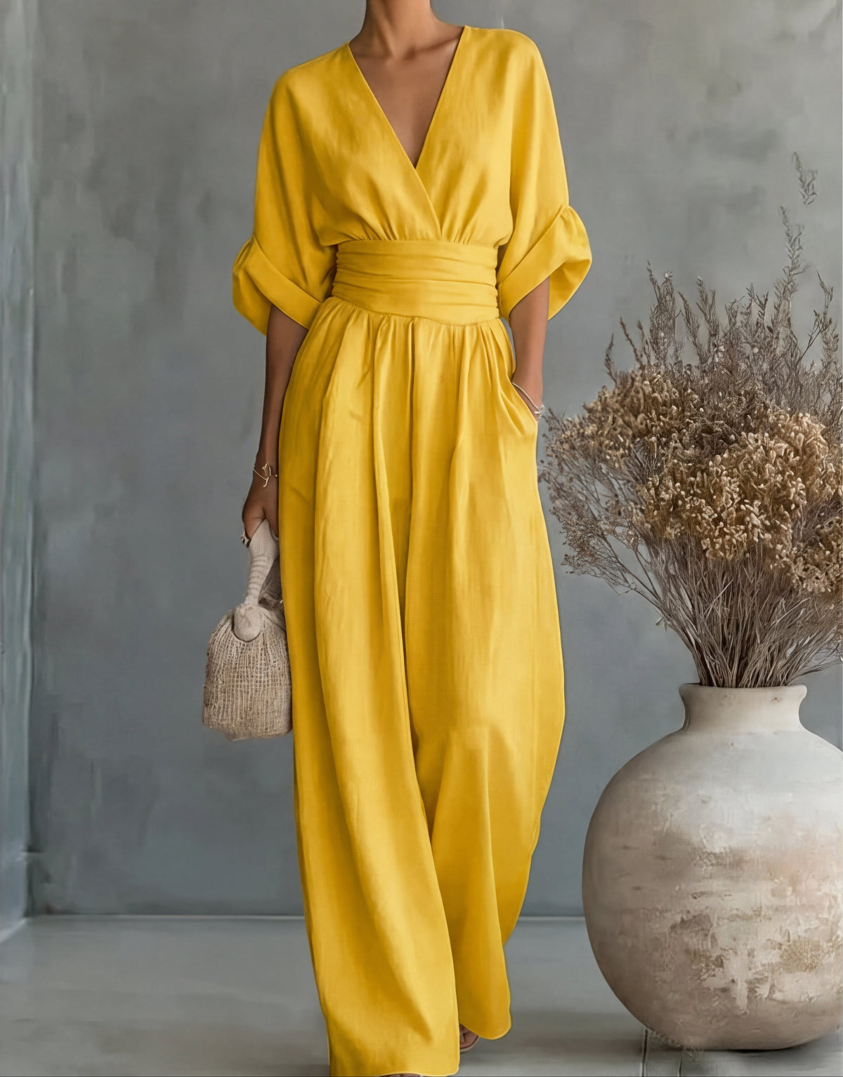 Mono de mujer con escote en V y pantalón ancho