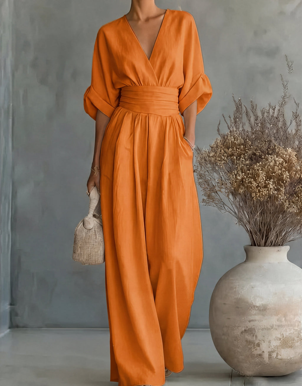 Mono de mujer con escote en V y pantalón ancho