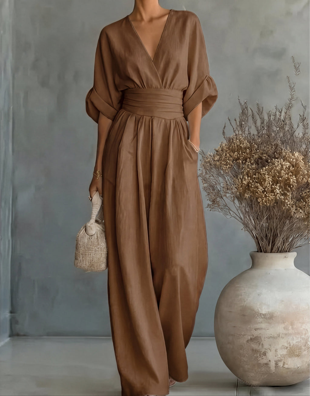 Mono de mujer con escote en V y pantalón ancho
