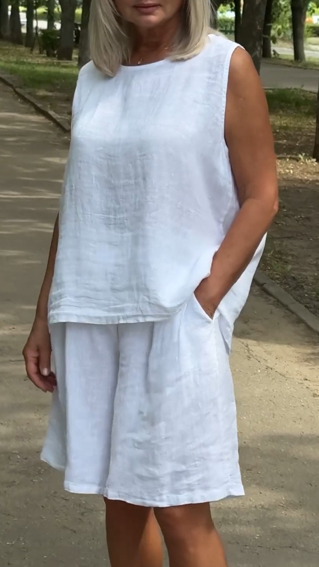 Conjunto de mujer sin mangas con cuello redondo y corte fluido