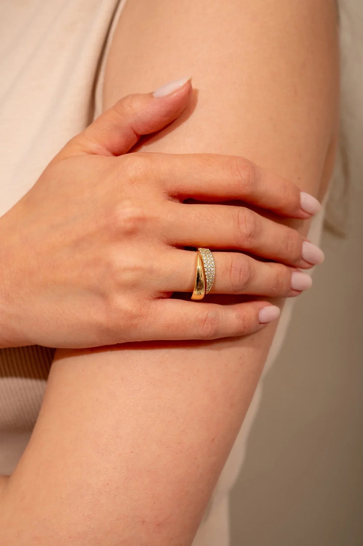 Anillo bañado en oro con piedras brillantes