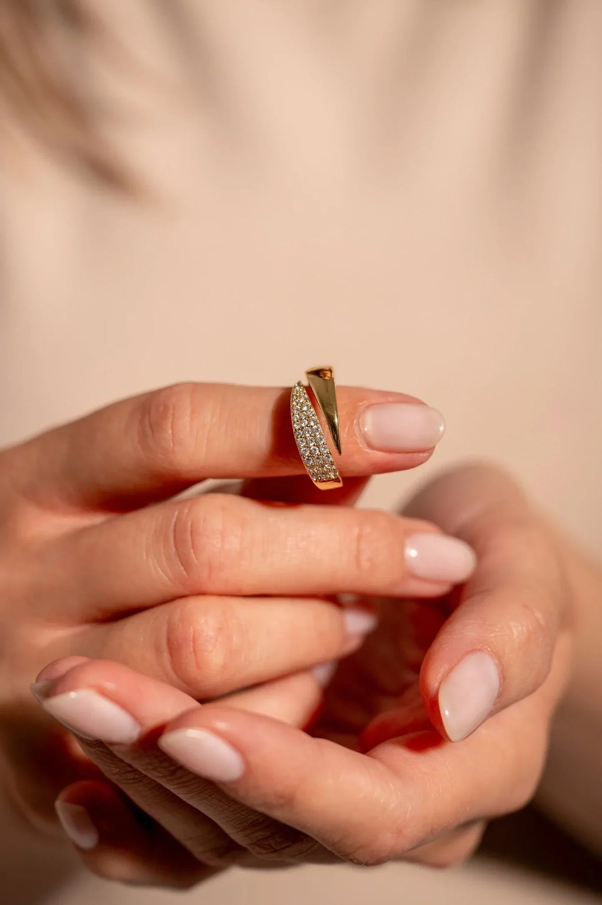 Anillo bañado en oro con piedras brillantes