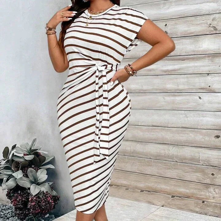 Vestido largo de mujer con estampado animal y detalle fruncido lateral