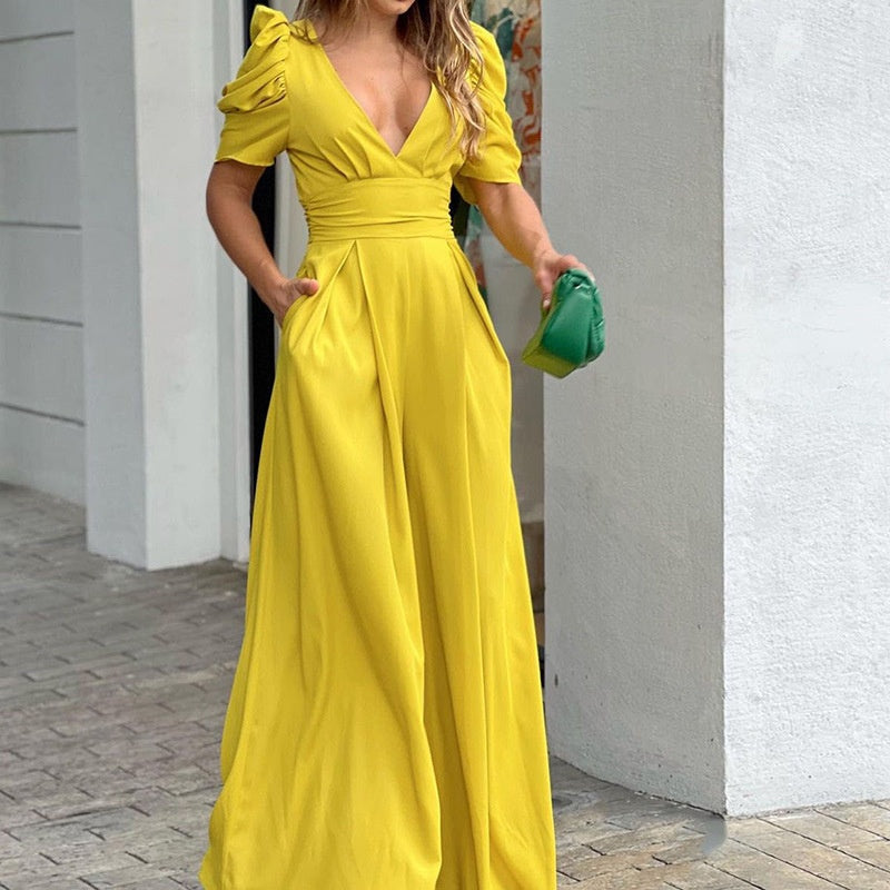 Mono elegante de mujer con escote en V y pantalón palazzo