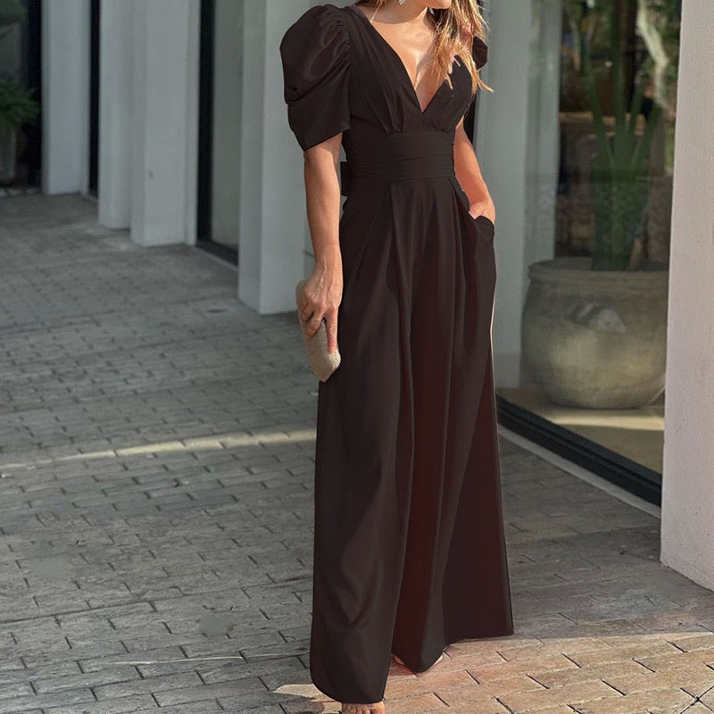 Mono elegante de mujer con escote en V y pantalón palazzo