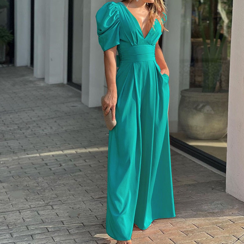 Mono elegante de mujer con escote en V y pantalón palazzo