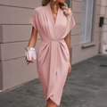 Vestido elegante de mujer con escote en V y cintura fruncida